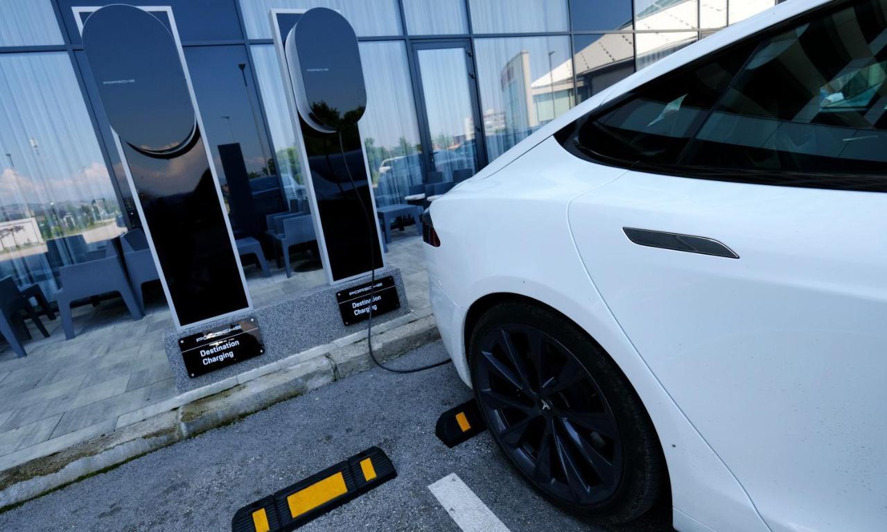 Hotel Hills Sarajevo Congress & Thermal Spa Resort Ilidža Екстериор снимка Tesla Model S charging at a Supercharger station