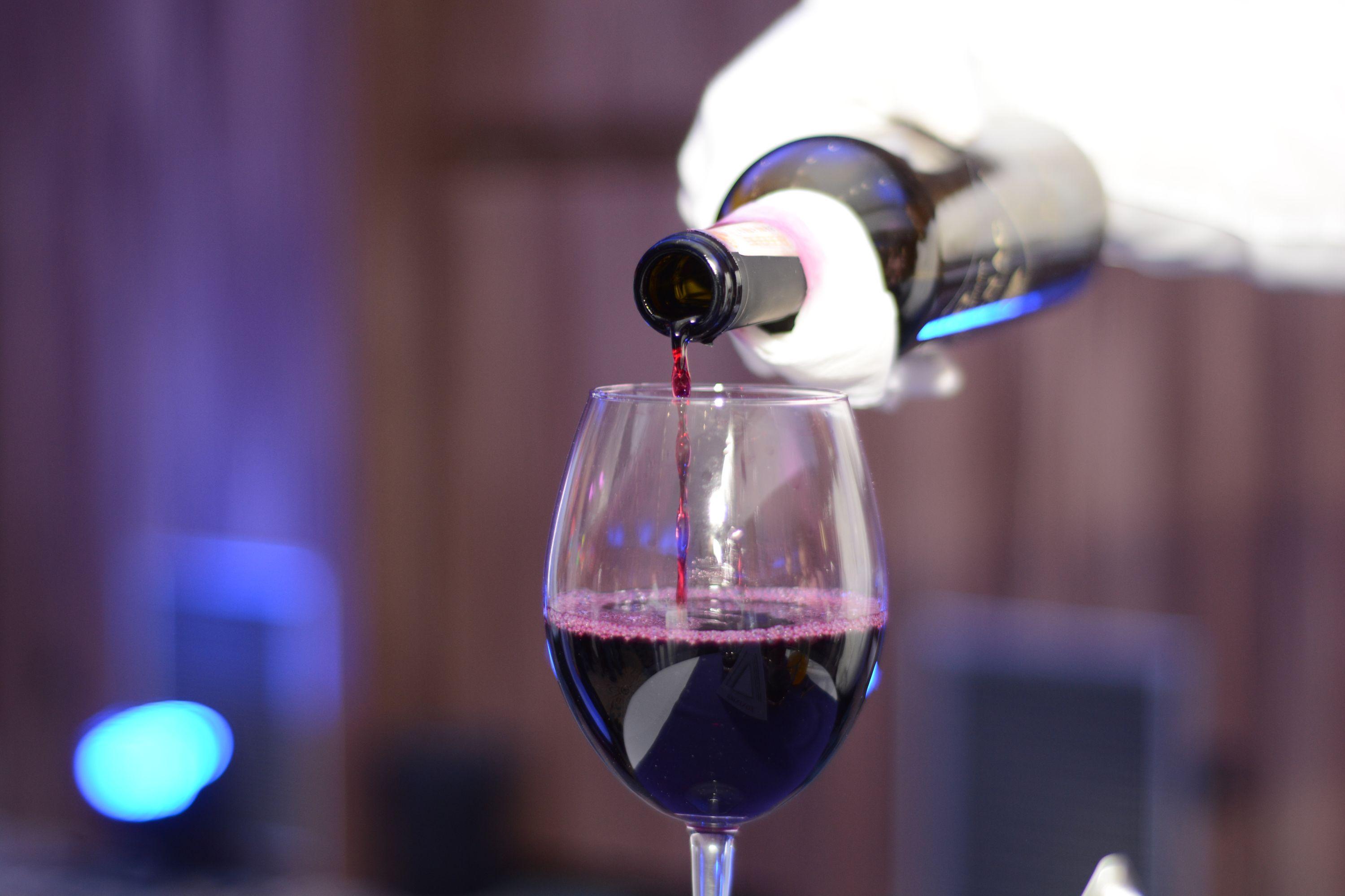 Hotel Hills Sarajevo Congress & Thermal Spa Resort Ilidža Екстериор снимка Wine being poured