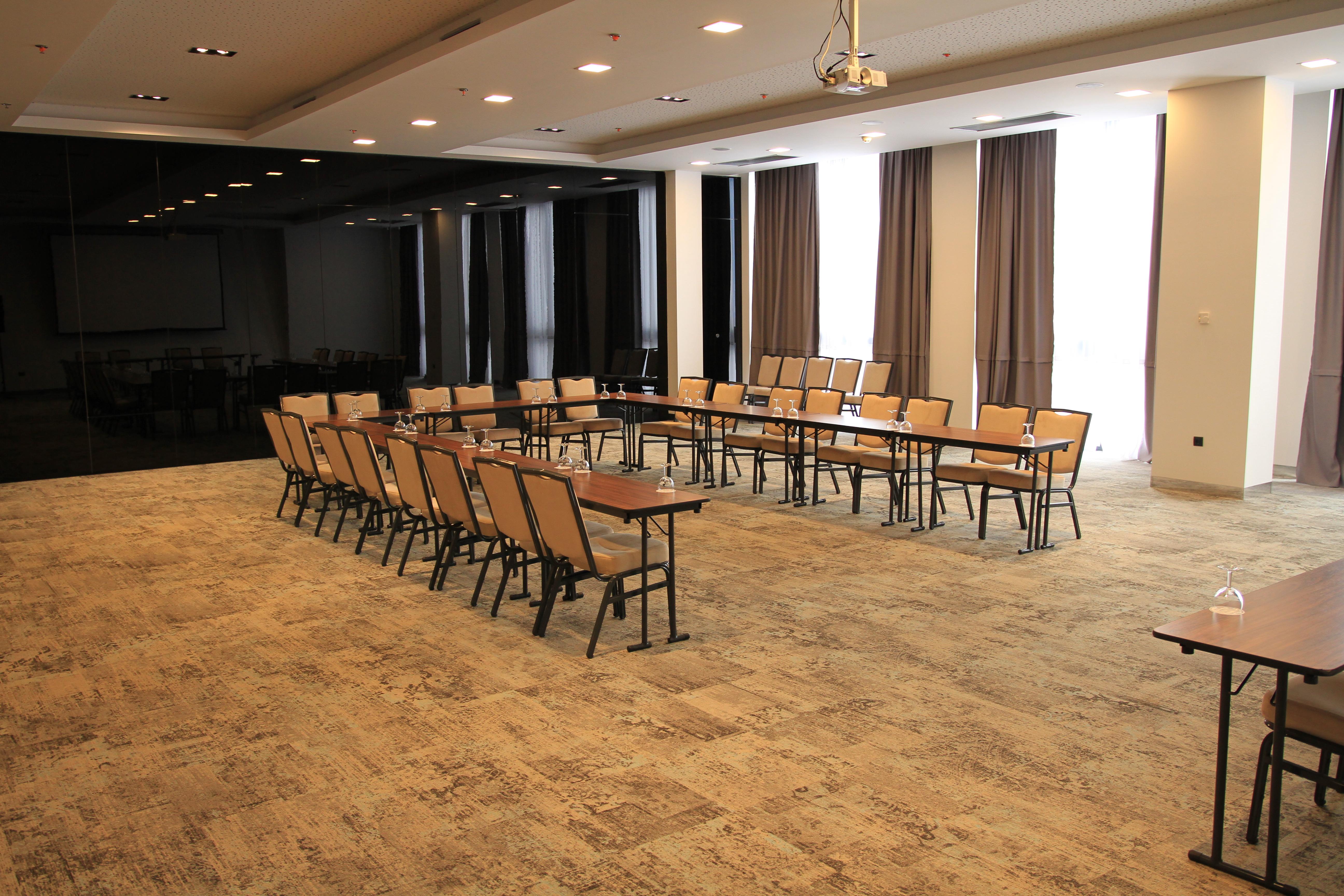 Hotel Hills Sarajevo Congress & Thermal Spa Resort Ilidža Екстериор снимка A meeting room at the hotel