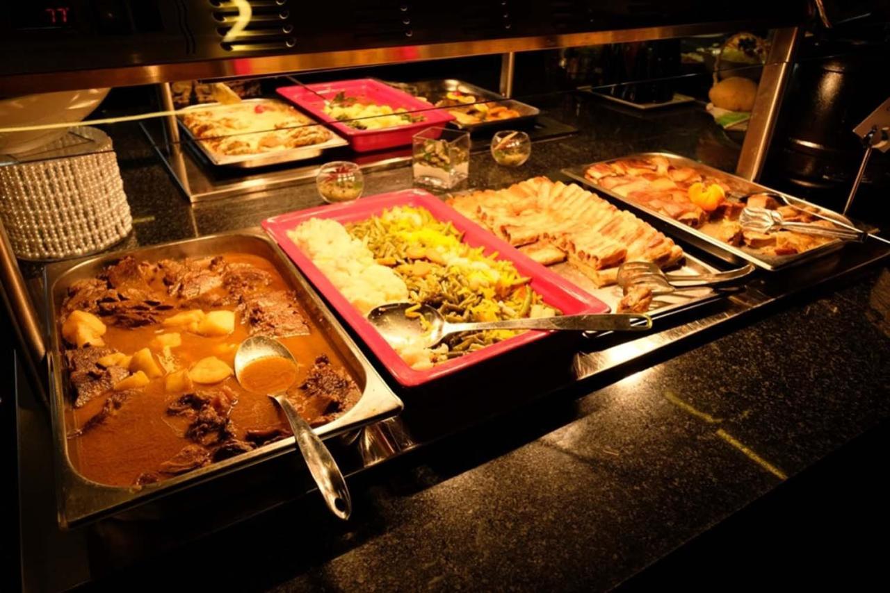 Hotel Hills Sarajevo Congress & Thermal Spa Resort Ilidža Екстериор снимка A hot buffet