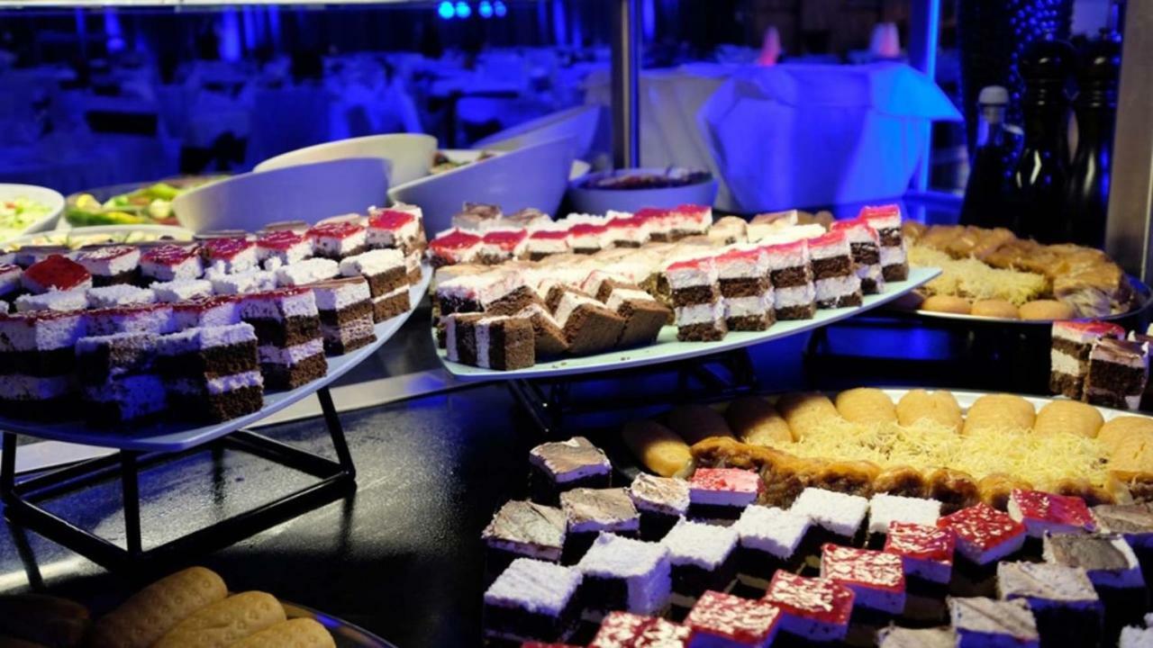 Hotel Hills Sarajevo Congress & Thermal Spa Resort Ilidža Екстериор снимка A selection of desserts